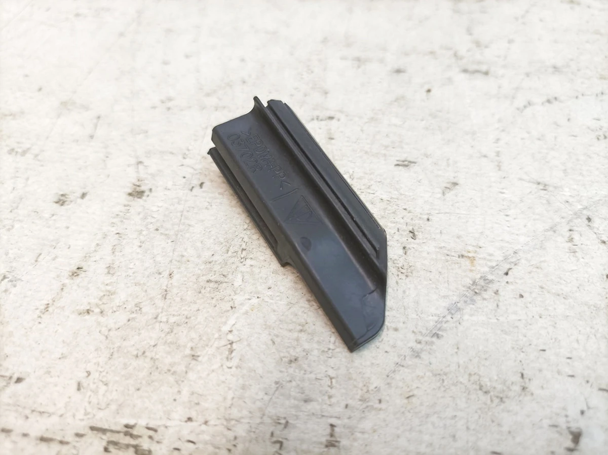 Заглушка молдингу зовнішніх дверей передньої правої Porsche Taycan 9J1837476B