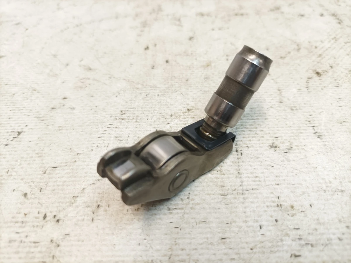 Рычаг клапана впускной с роликом и гидропомпенсатором в сборе Audi Q7 06E109417AH