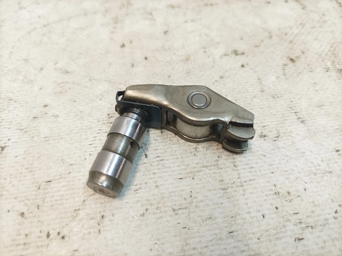 Рычаг клапана впускной с роликом и гидропомпенсатором в сборе Audi Q7 06E109417AH