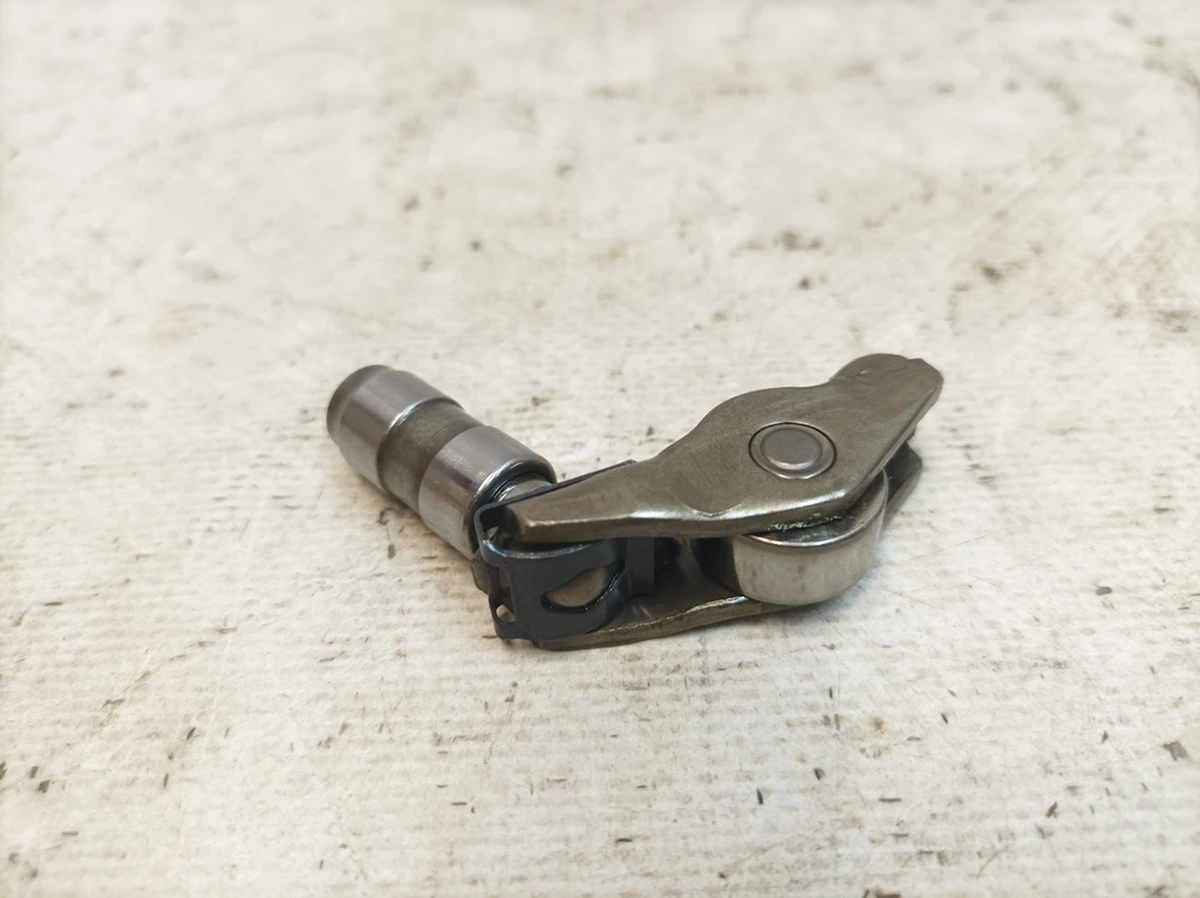 Рычаг клапана впускной с роликом и гидропомпенсатором в сборе Audi Q7 06E109417AH