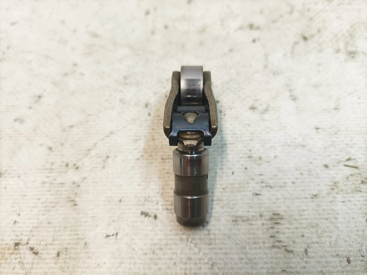 Рычаг клапана впускной с роликом и гидропомпенсатором в сборе Audi Q7 06E109417AH