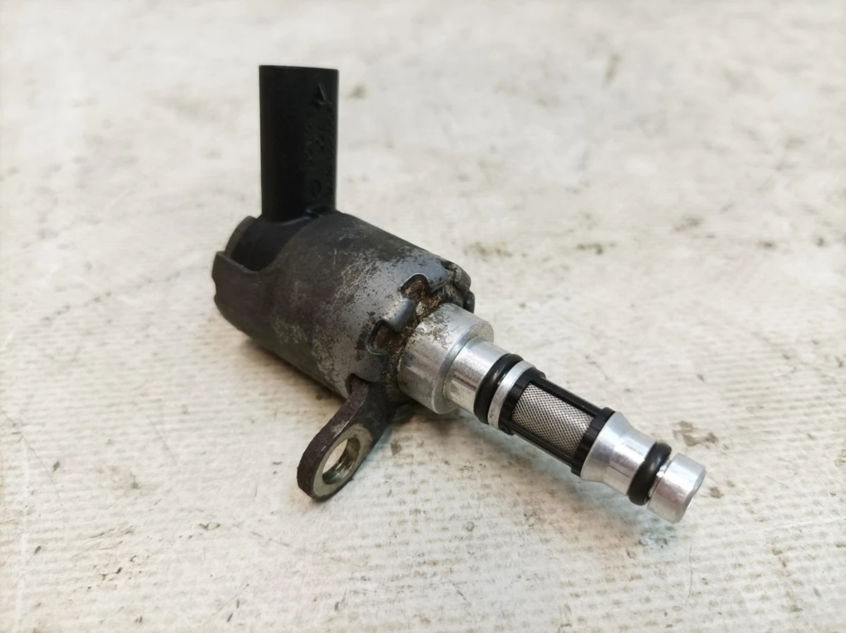 Клапан керуючий у зборі з кільцями ущільнювачів Audi Q7 06K115243T