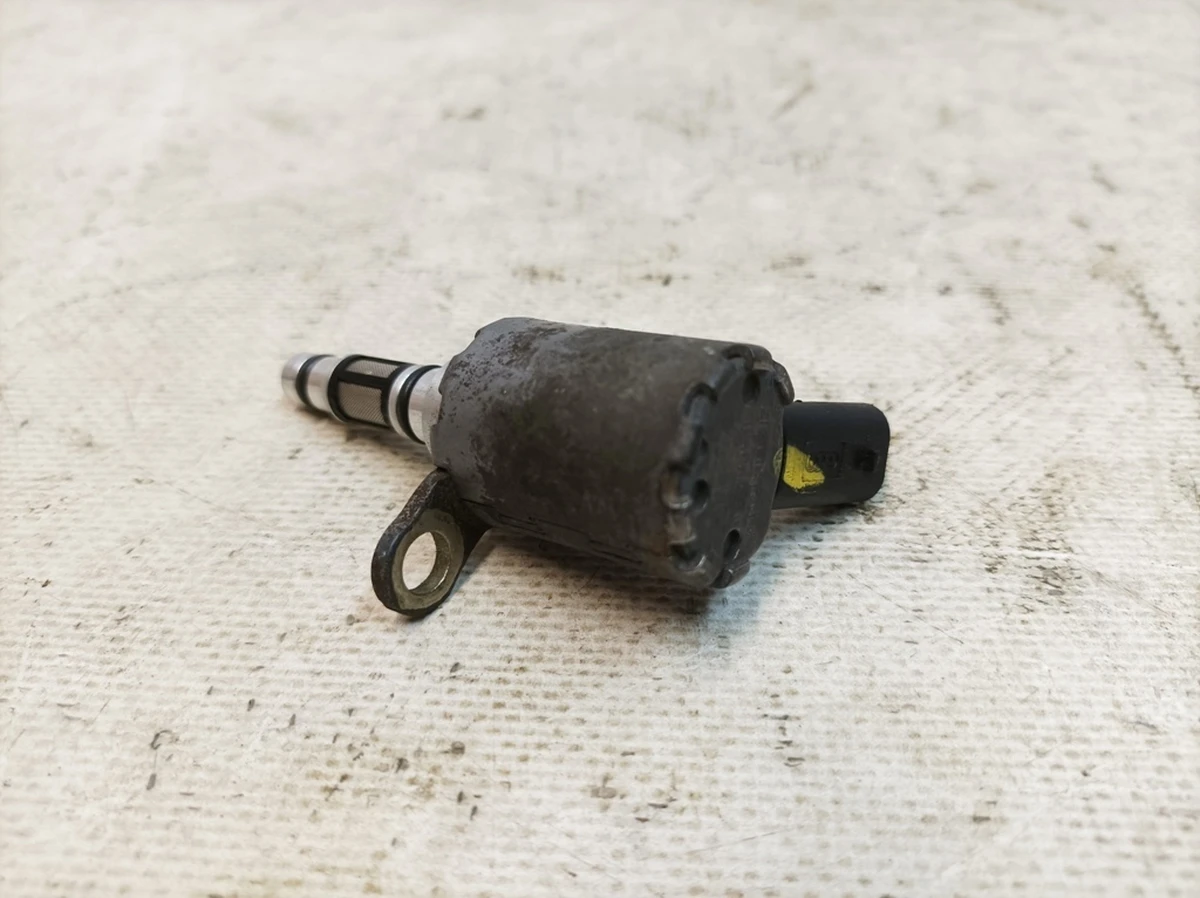 Клапан керуючий у зборі з кільцями ущільнювачів Audi Q7 06K115243T