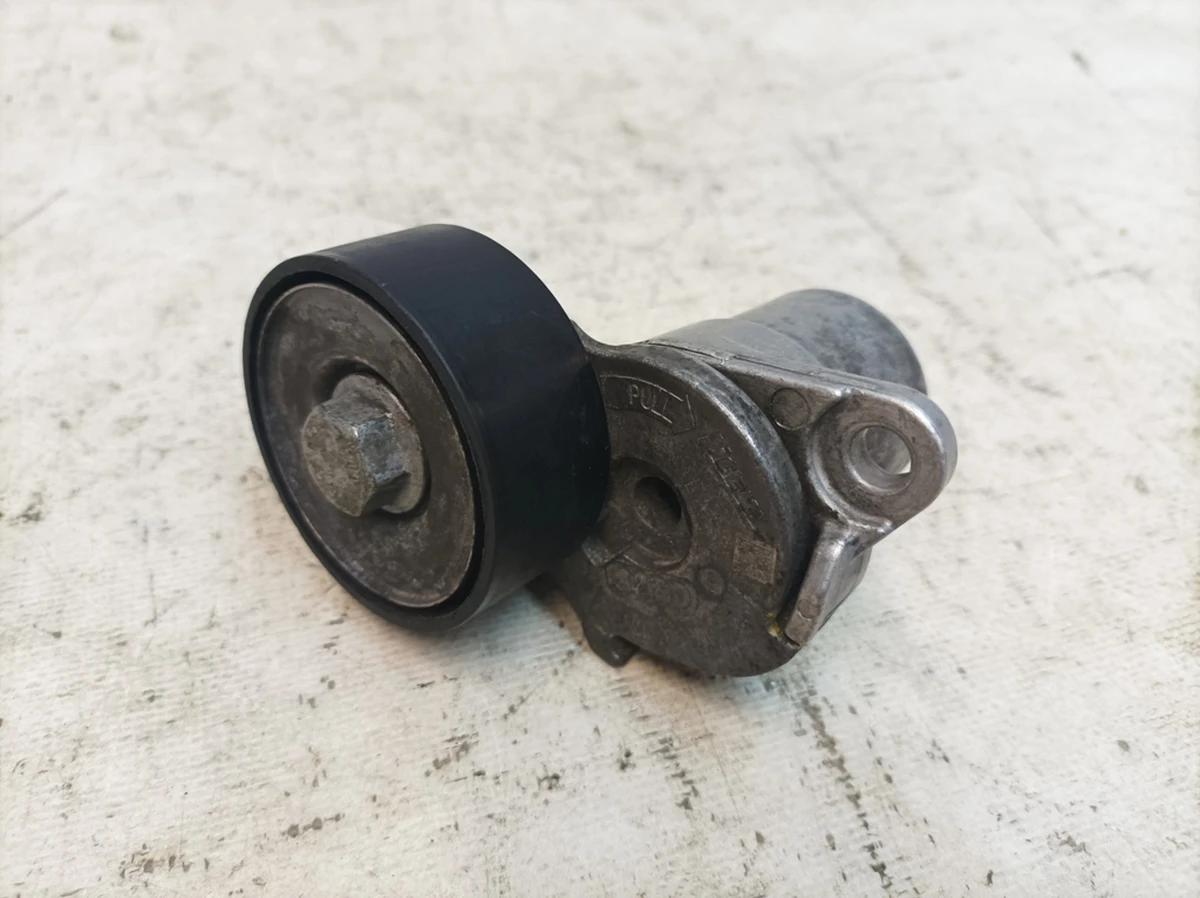 Натягувач із демпфером пошкоджений Audi Q7 06L903133D