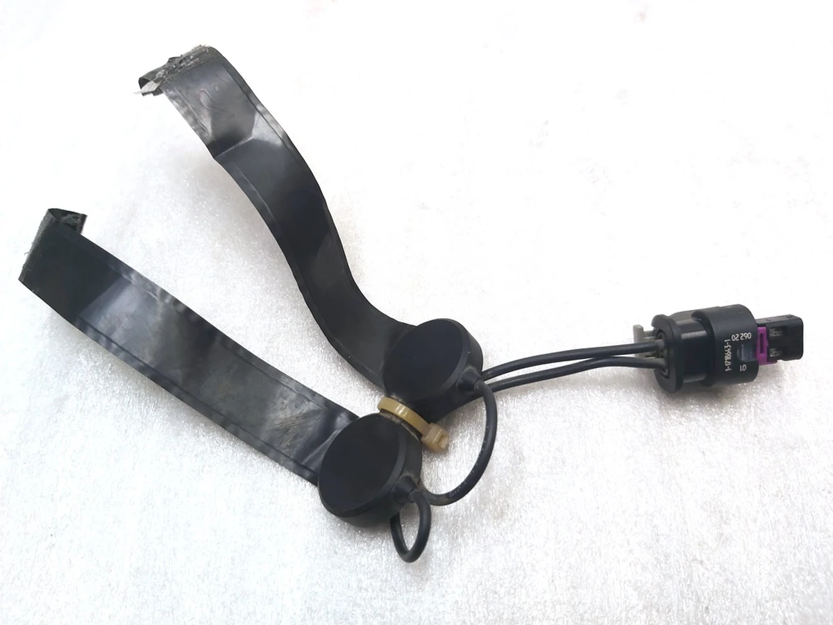 Роз'єм електропроводки підігріву лобового скла зі шлейфом Tesla model Y 1-1718643-1