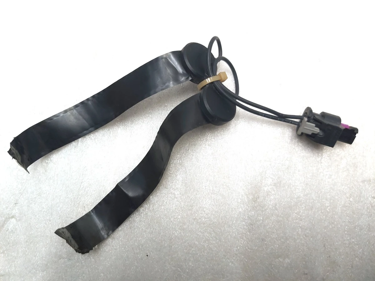 Роз'єм електропроводки підігріву лобового скла зі шлейфом Tesla model Y 1-1718643-1