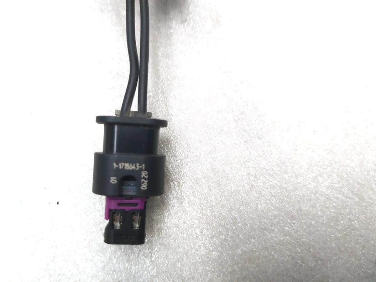 Роз'єм електропроводки підігріву лобового скла зі шлейфом Tesla model Y 1-1718643-1
