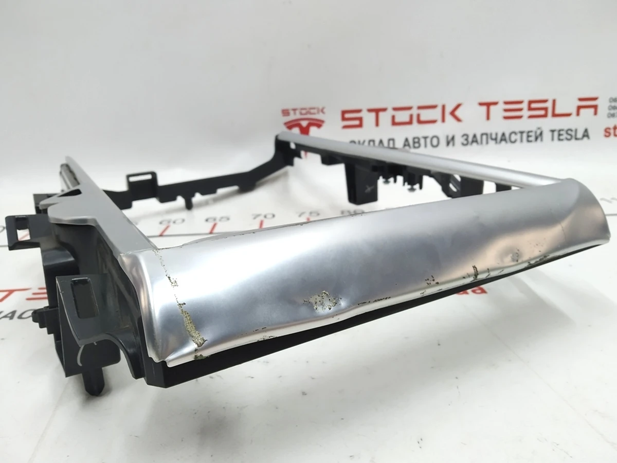 35 Рамка декоративная MCU (основного монитора) с повреждением Tesla model X S REST 1002294-S0-H