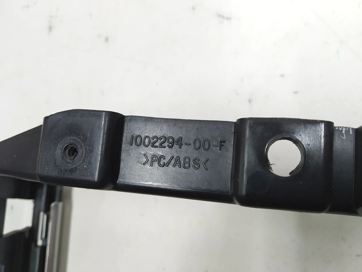 35 Рамка декоративная MCU (основного монитора) с повреждением Tesla model X S REST 1002294-S0-H