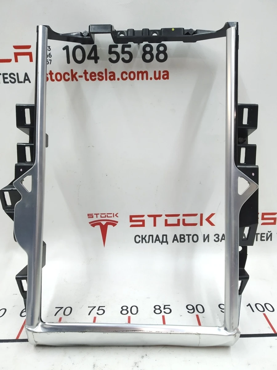 35 Рамка декоративная MCU (основного монитора) с повреждением Tesla model X S REST 1002294-S0-H