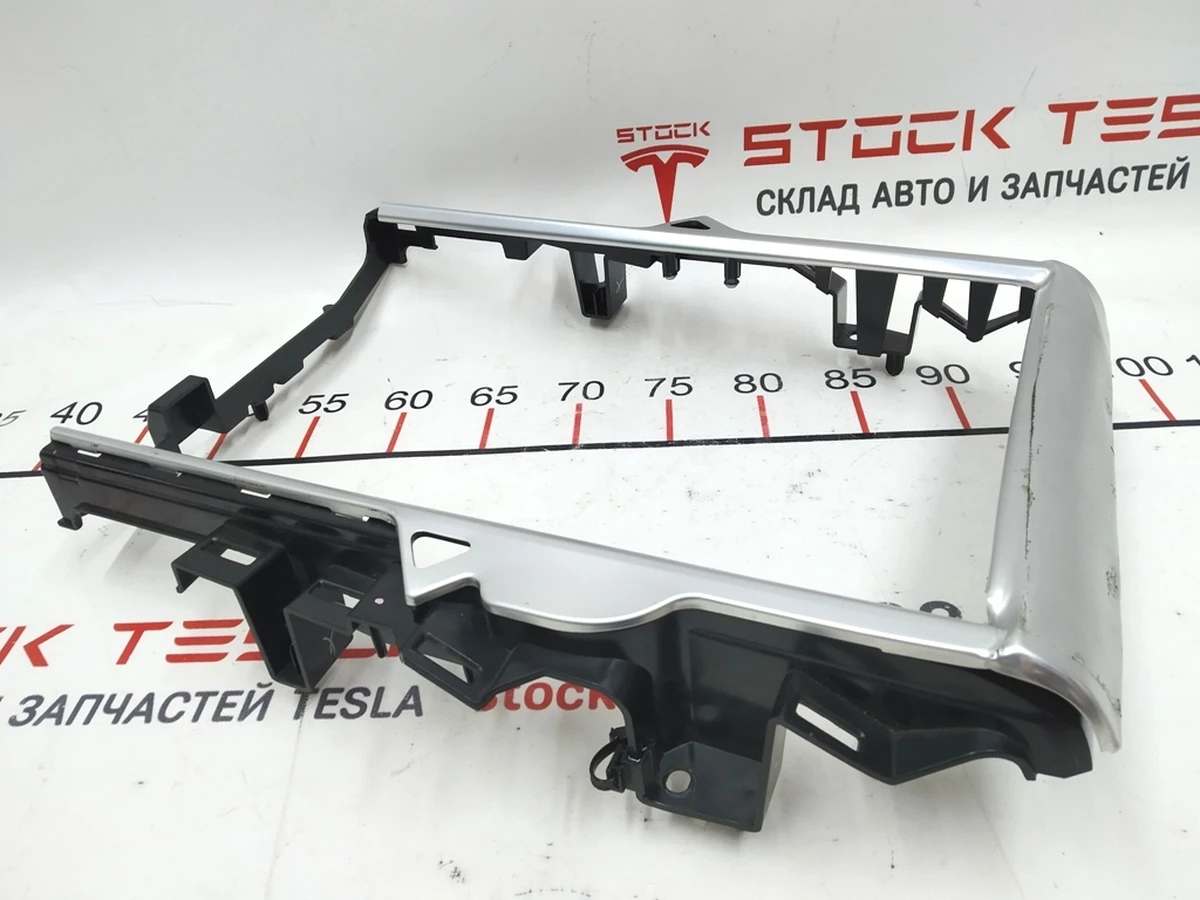 35 Рамка декоративная MCU (основного монитора) с повреждением Tesla model X S REST 1002294-S0-H