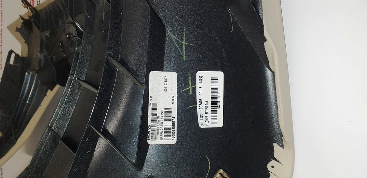 26 Накладка декоративная под руль левая TAN PVC (КОЖА БЕЖ) Tesla model X S REST 1002405-16-H