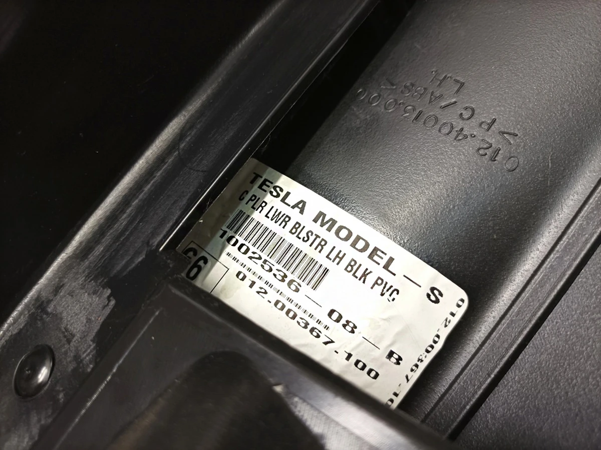 17 Облицювання стійки C нижня ліва PVC BLK з пошкодженням Tesla model S 1002534-08-H