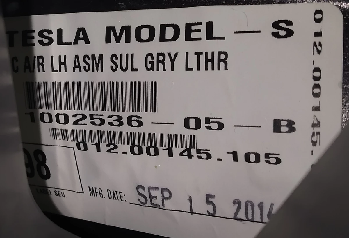 17 Облицювання стійки C нижня ліва LTHR GREY (відламана одна з кріплень) Tesla model S 1051768-05-C