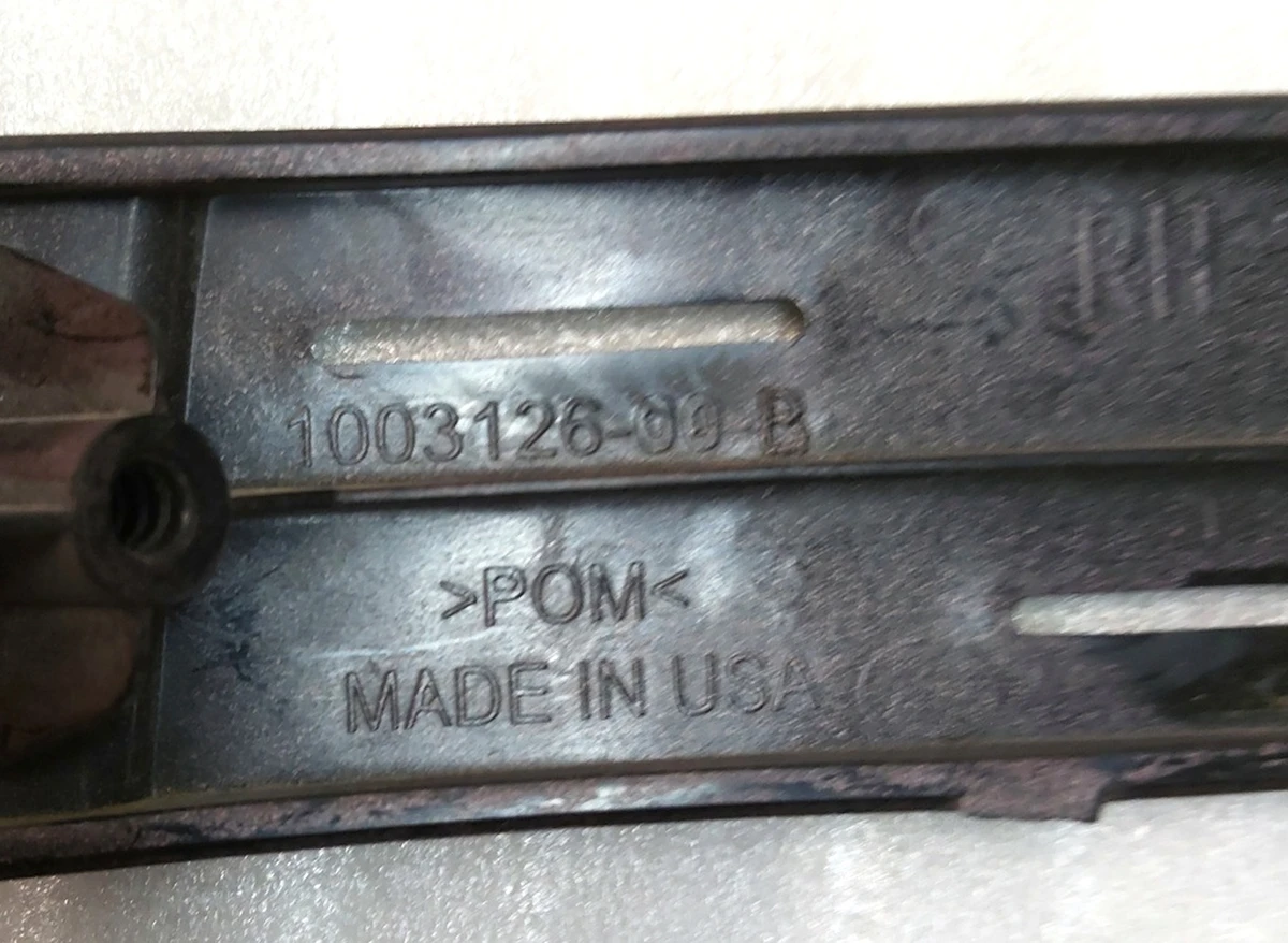 Кронштейн фари противотуманной правої Tesla model S 1003126-00-F