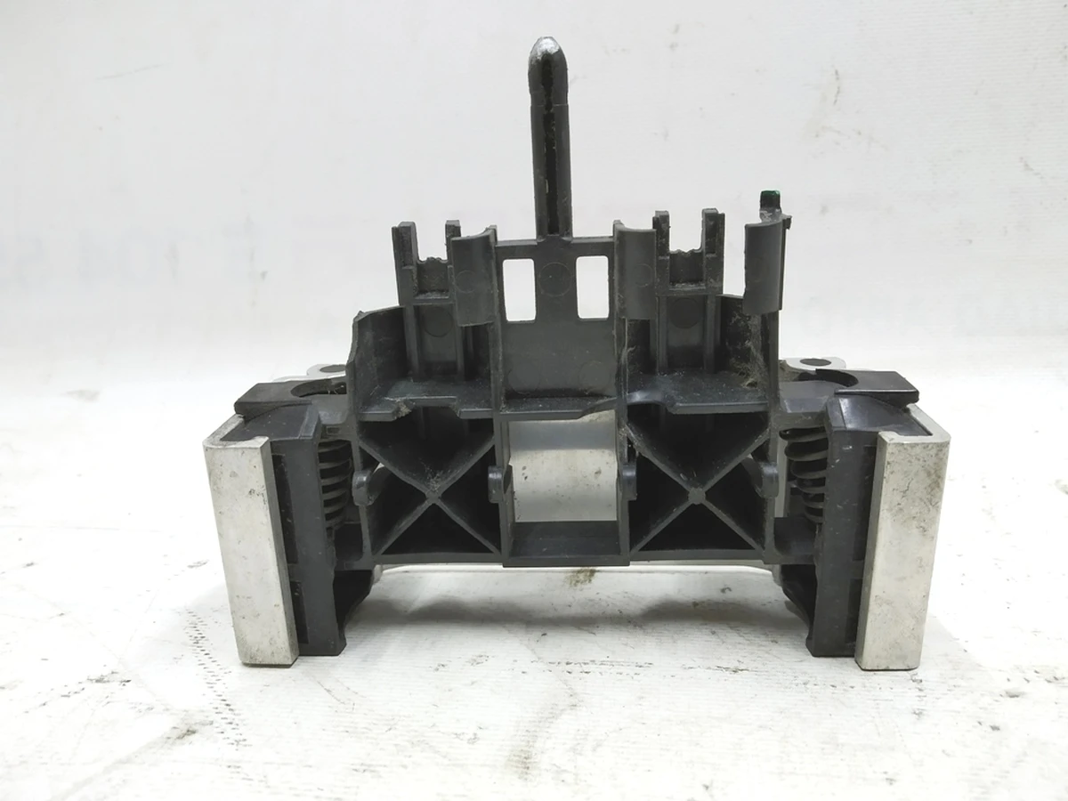 19 Кришка-фіксатор низьковольтного роз'єму високовольтної батареї із пошкодженням Tesla model S, model S REST 1003915-10-F