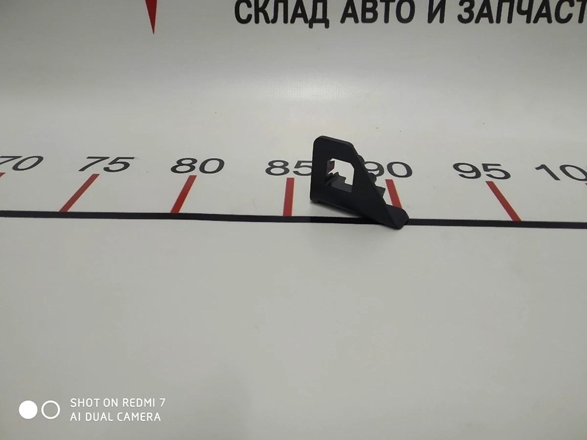 24 Накладка фиксатора внутреннего перчатачного ящика правая Tesla model S 1003327-01-P