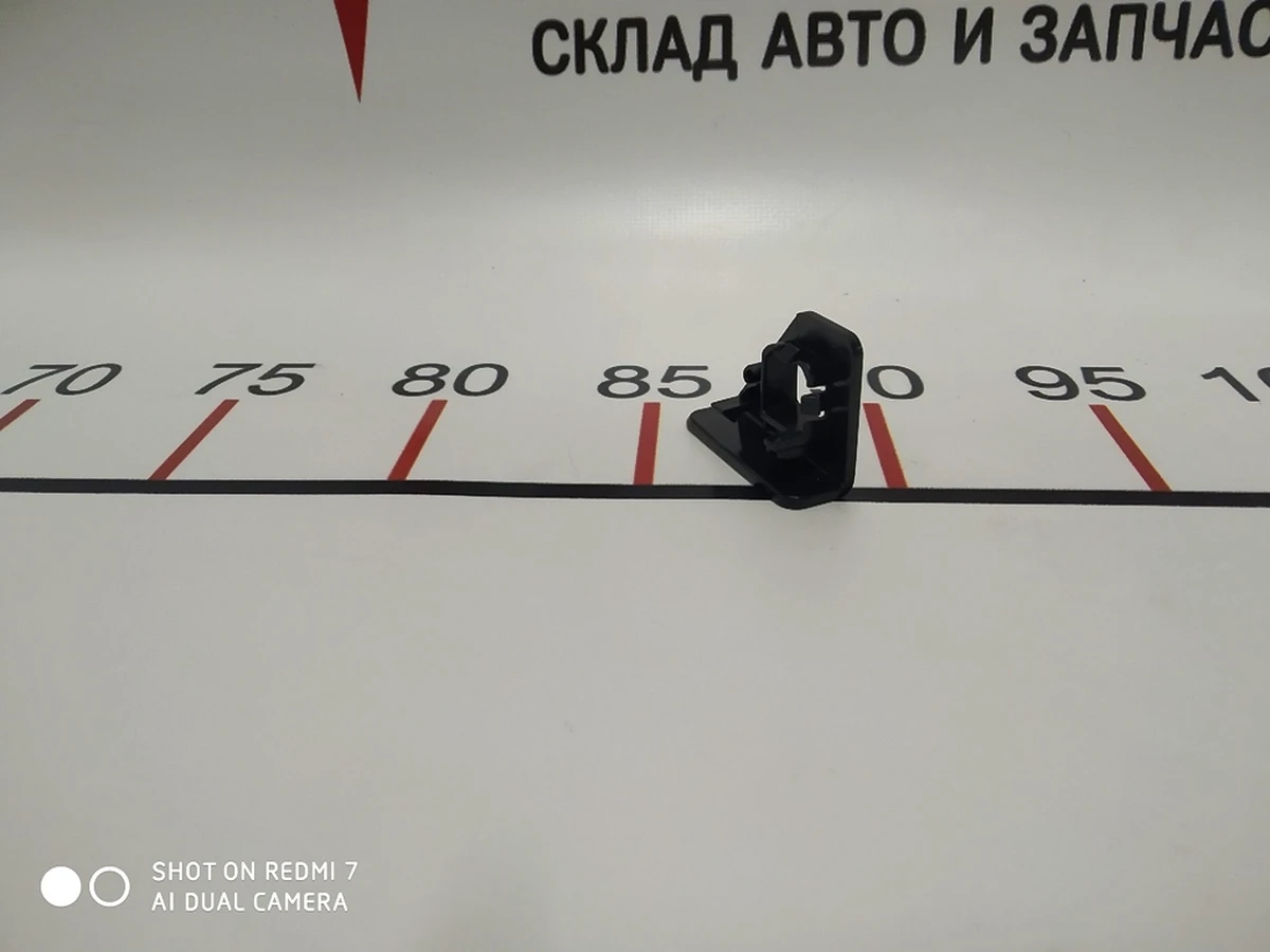 24 Накладка фиксатора внутреннего перчатачного ящика правая Tesla model S 1003327-01-P