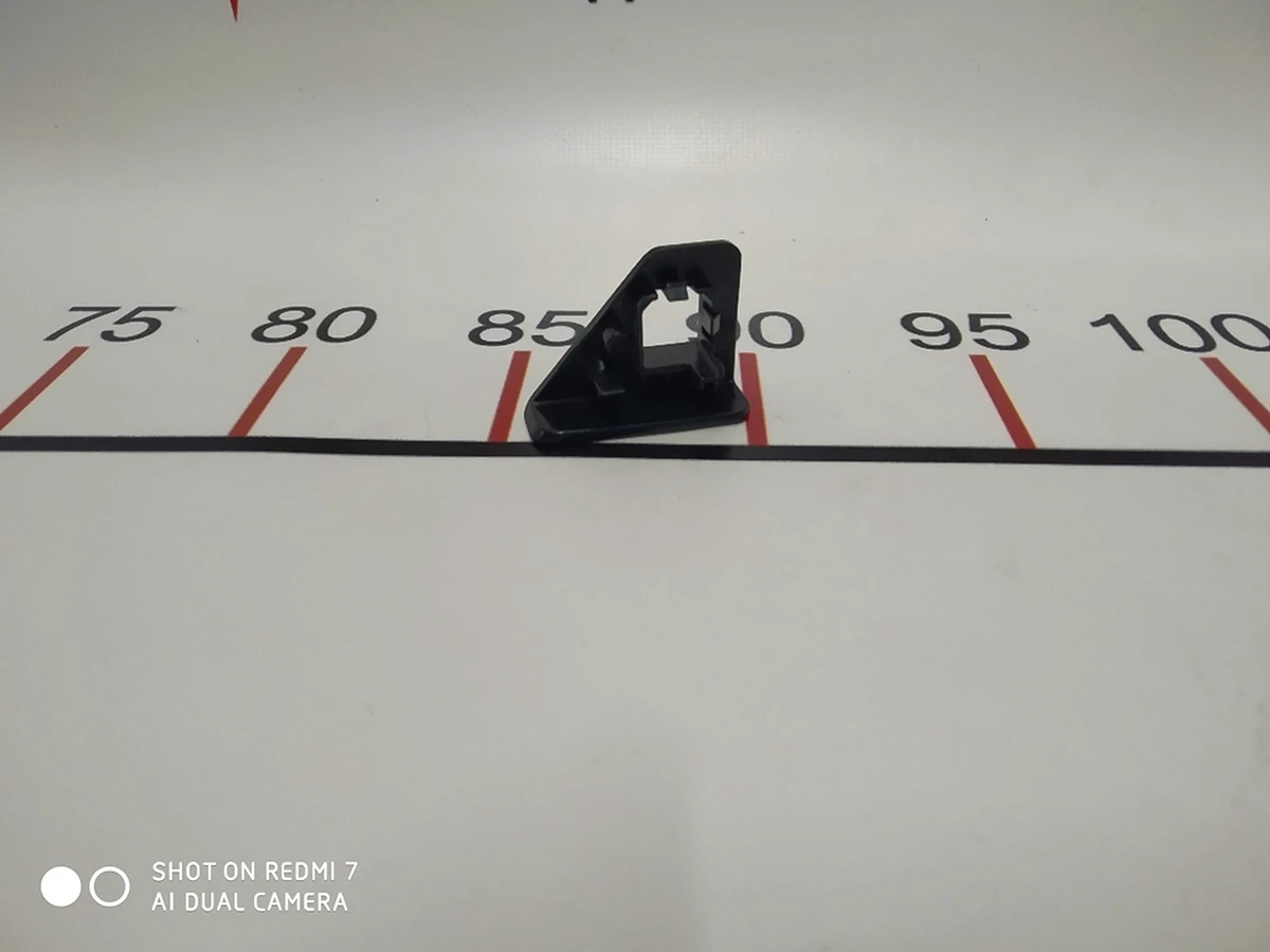 24 Накладка фиксатора внутреннего перчатачного ящика правая Tesla model S 1003327-01-P