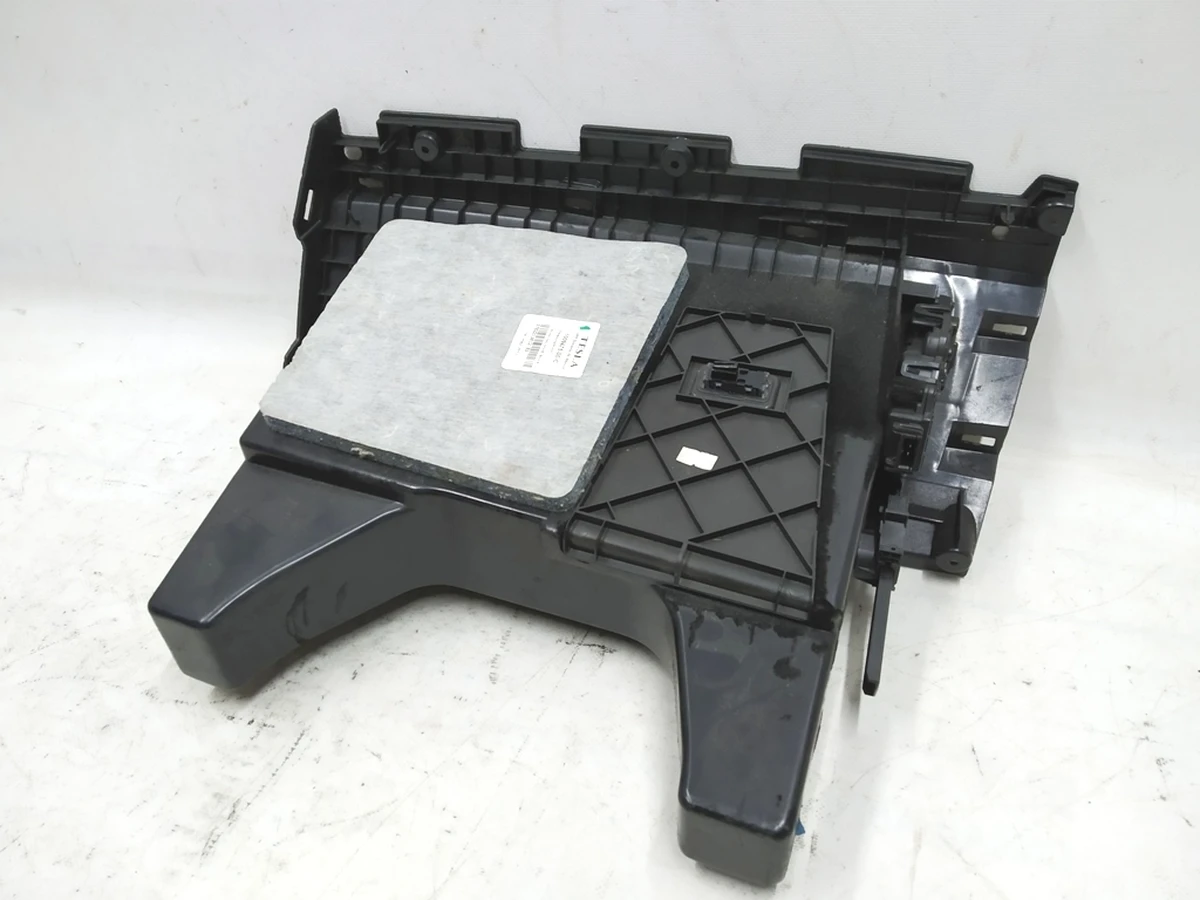 24 Бардачок (перчаточный ящик) PUR FOG с повреждением Tesla model S 1003327-00-E