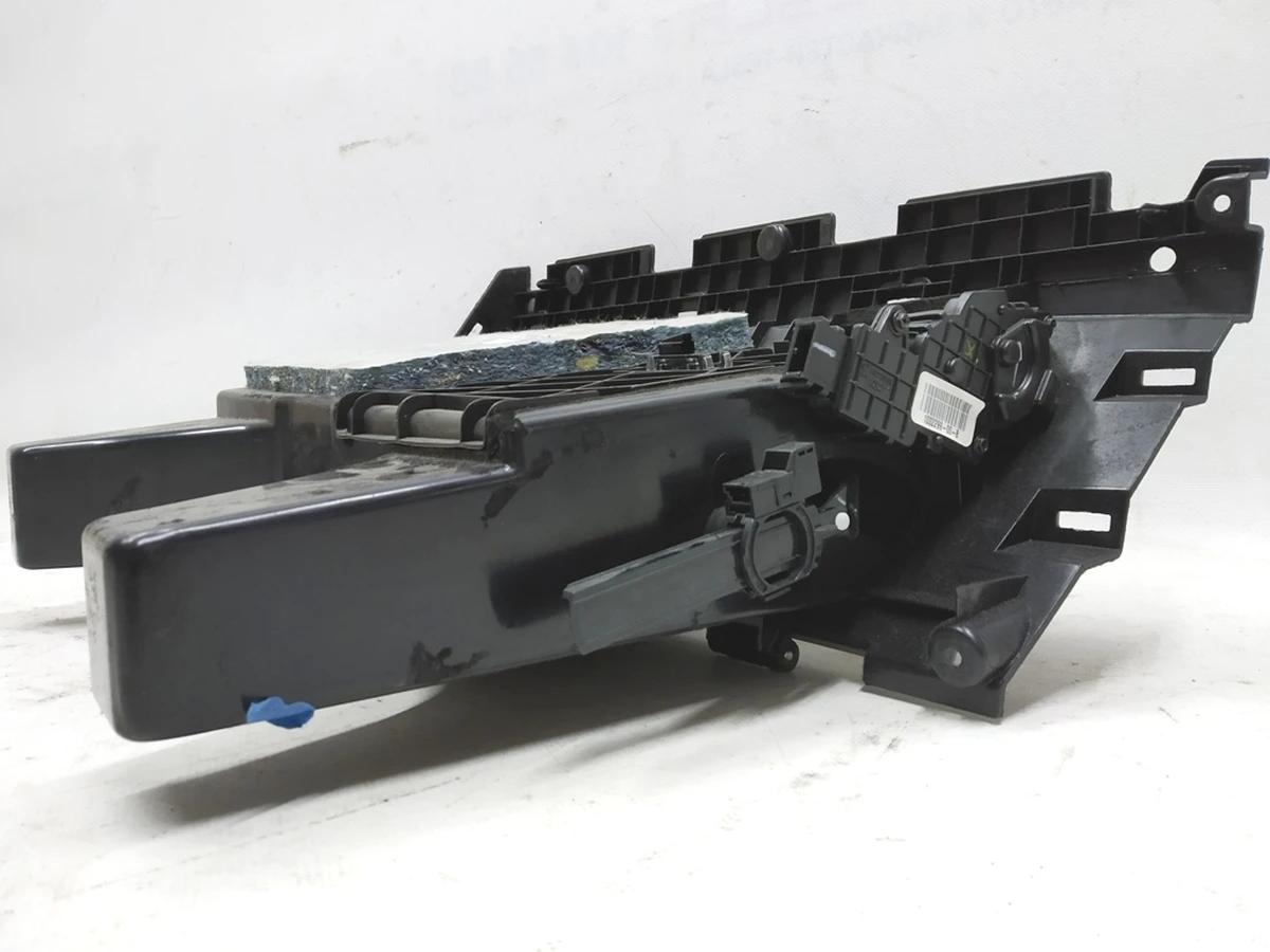 24 Бардачок (перчаточный ящик) PUR FOG с повреждением Tesla model S 1003327-00-E