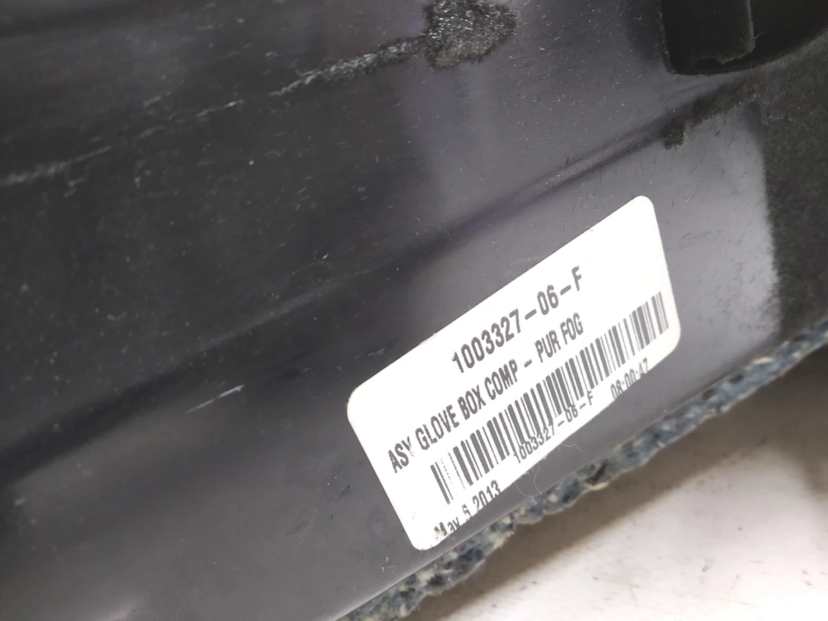 24 Бардачок (перчаточный ящик) PUR FOG с повреждением Tesla model S 1003327-00-E