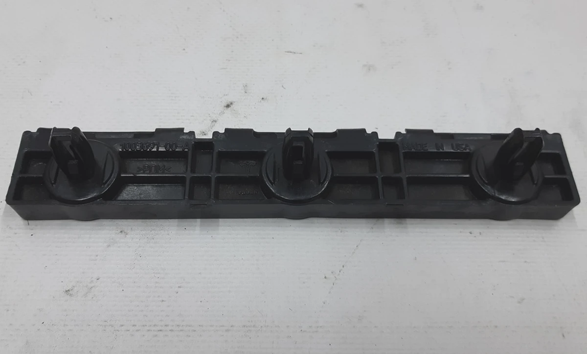 8 Направляющая накладки порога левая/правая задняя Tesla model S, model S REST 1003691-00-B