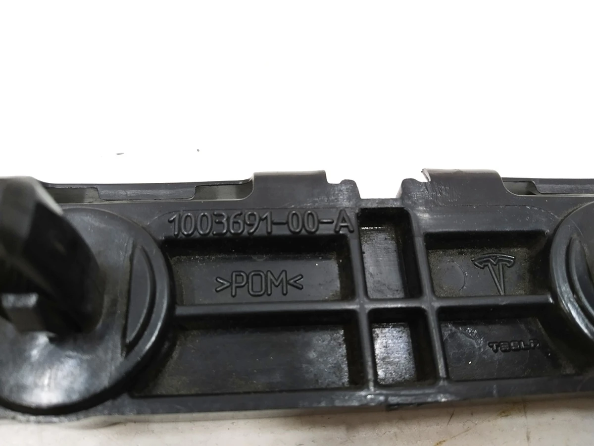 8 Направляющая накладки порога левая/правая задняя с повреждением Tesla model S, model S REST 1003691-00-B