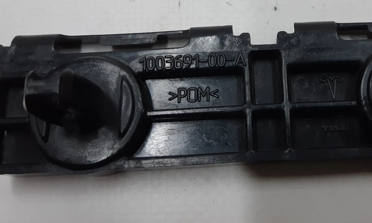 8 Направляющая накладки порога левая/правая задняя с повреждением Tesla model S, model S REST 1003691-00-B