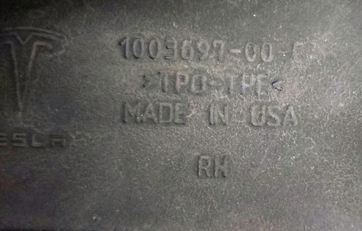 12 Обтекатель накладки порога правый с повреждением Tesla model S 1003697-00-D