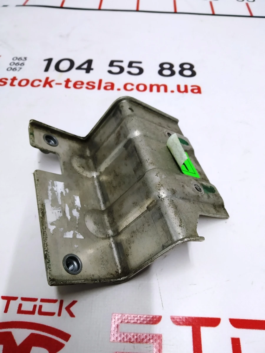 31 Кронштейн чилера Tesla model S 1003762-00-A