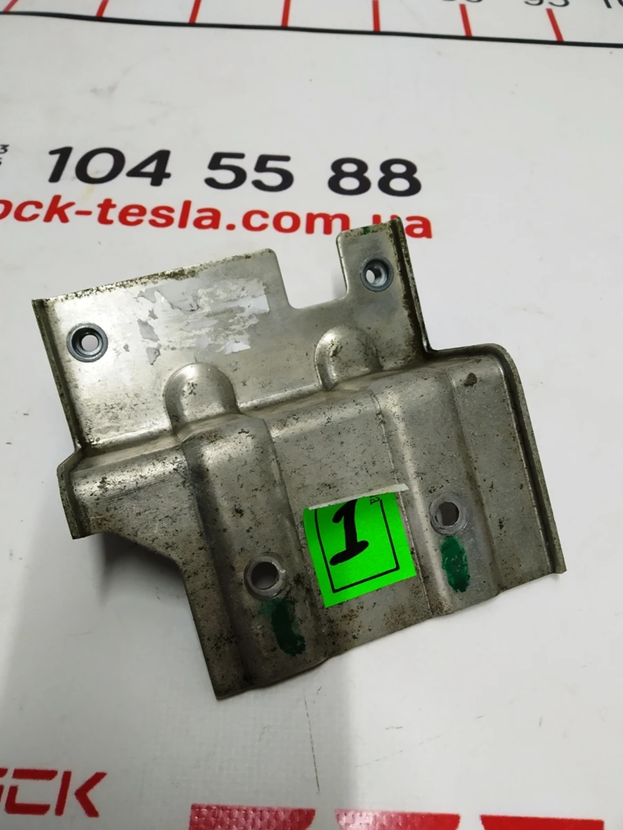 31 Кронштейн чилера Tesla model S 1003762-00-A