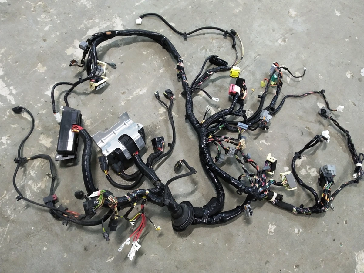 Электропроводка приборной панели кузова (нижняя) (на контактах следы окисления) RWD без реле 30-40A Tesla model S 1004423-95-M