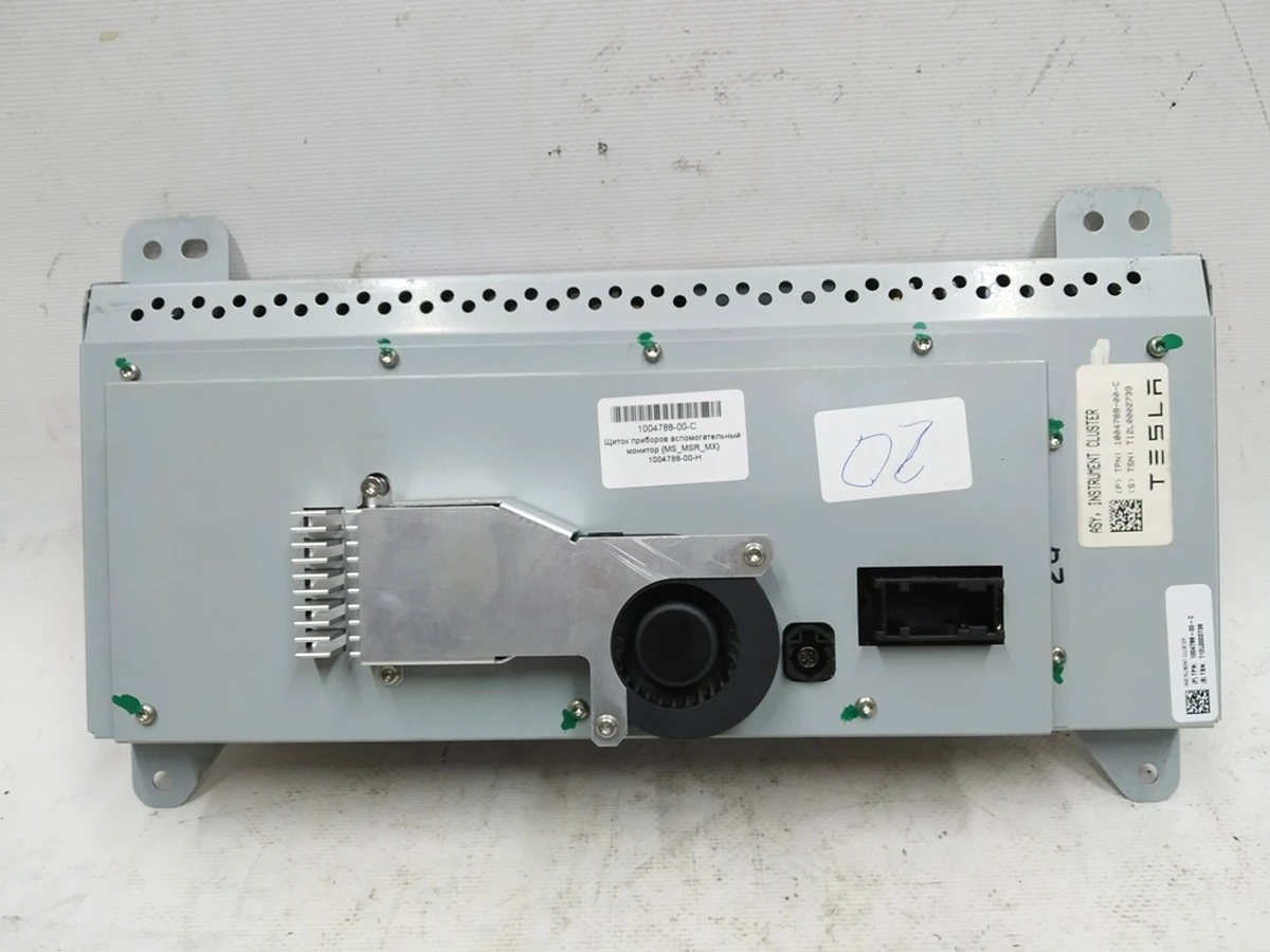 1 Щиток приборов вспомогательный монитор с повреждением Tesla model X S REST 1004788-00-H