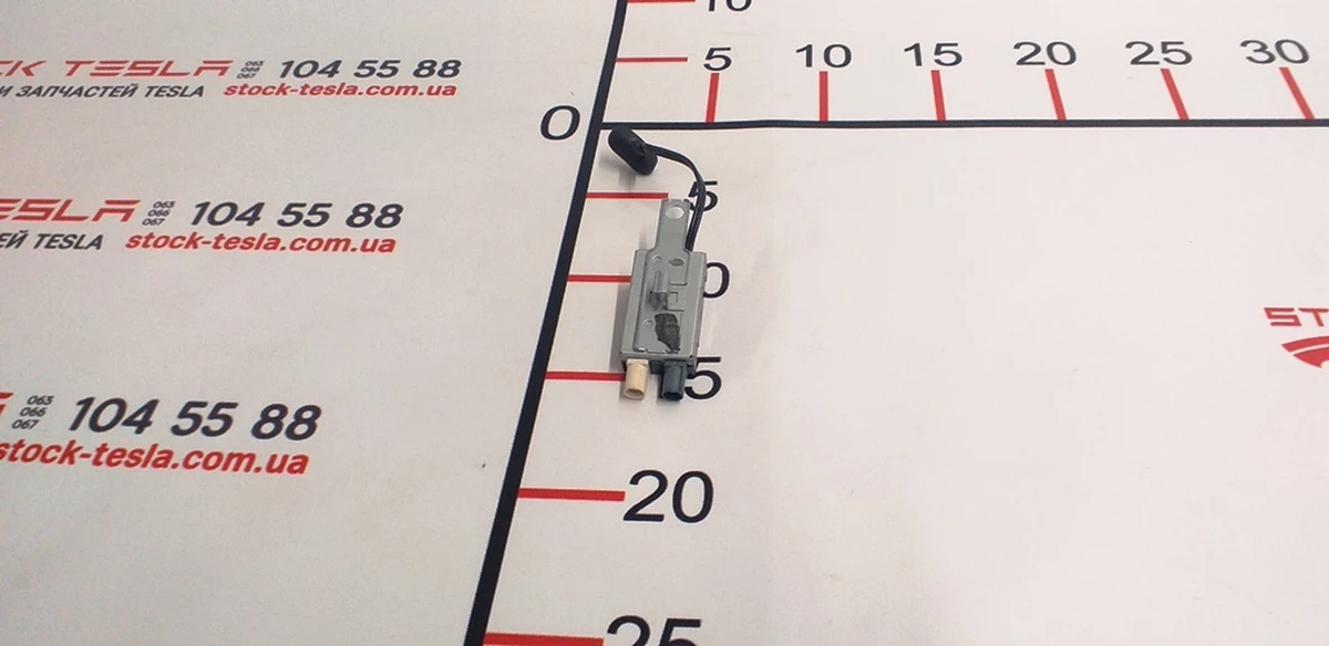 1 Amplifier antenna FM2 - NA EU APAC (left) Tesla model S, model S REST 1004793-00-F