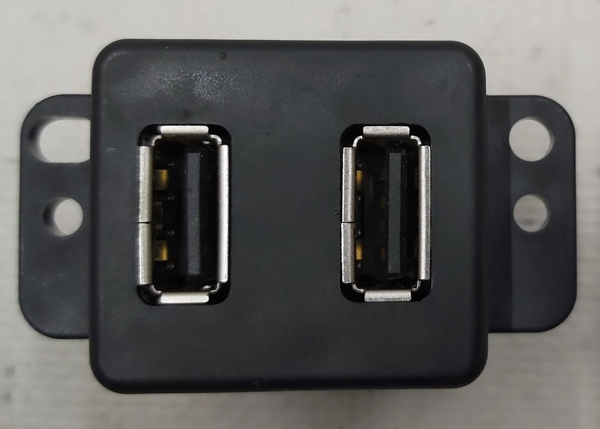 1 Порти USB (media hub) Tesla model S, model S REST 1004815-01-B