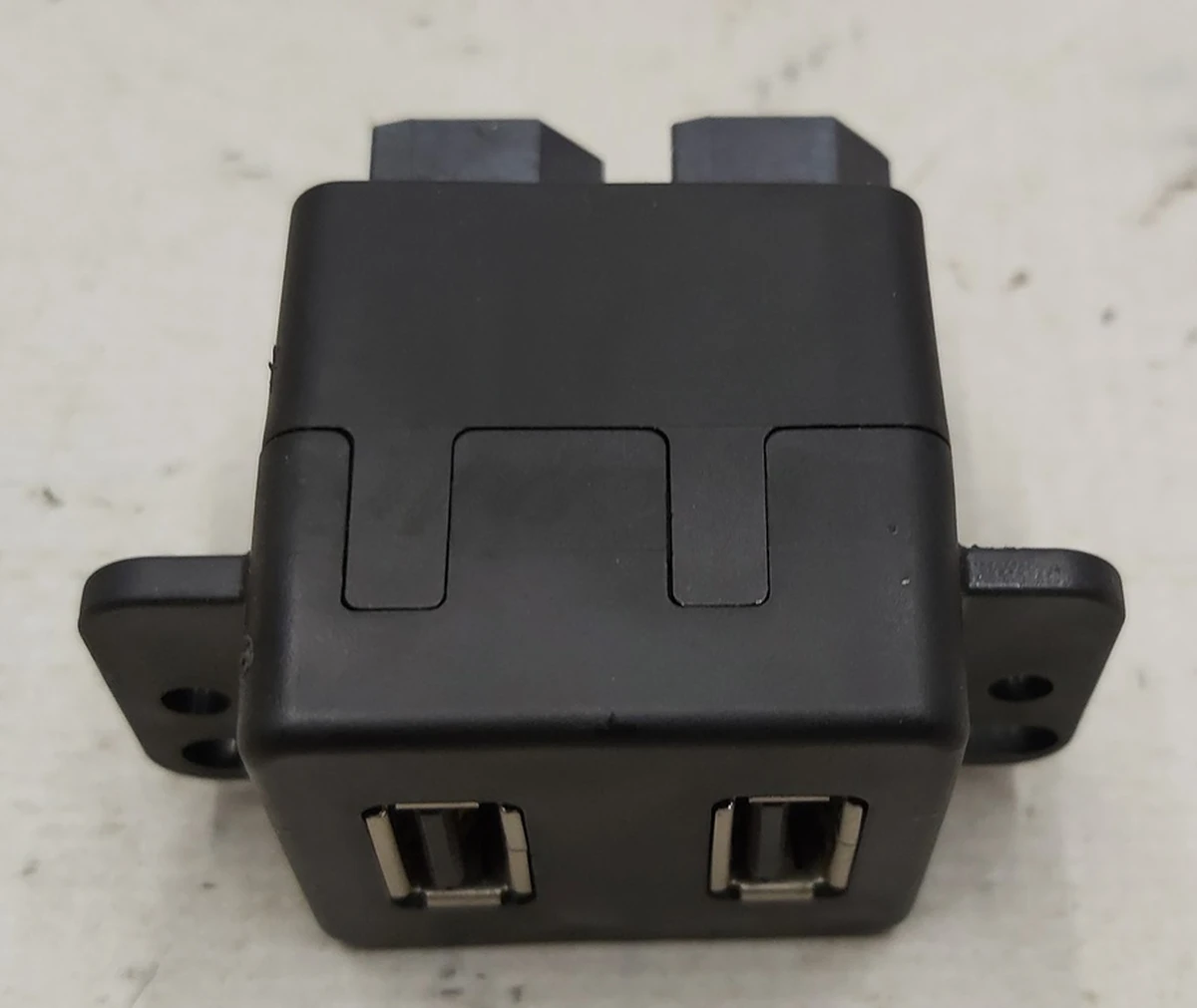 1 Порти USB (media hub) Tesla model S, model S REST 1004815-01-B