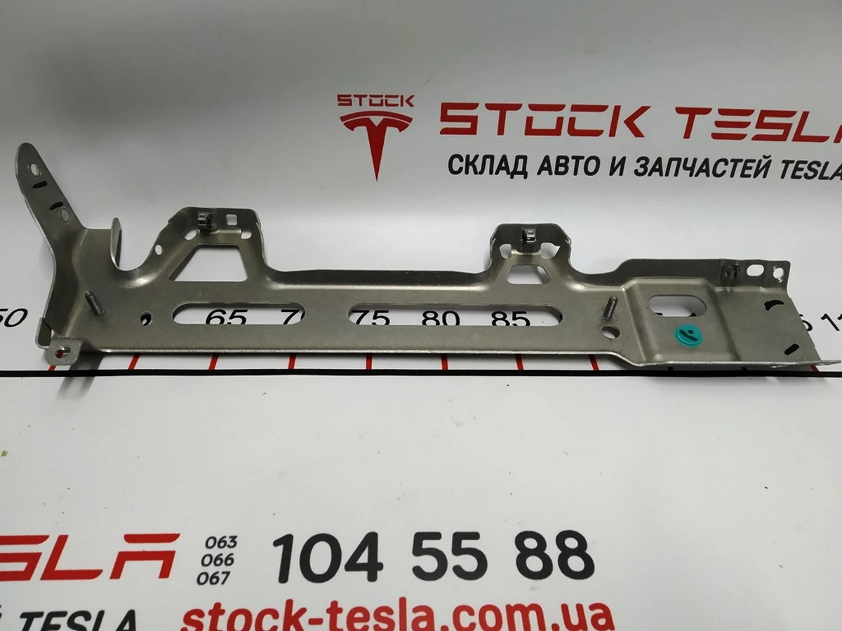 1 Front passenger knee airbag mounting bracket Tesla model X 1005260-00-H