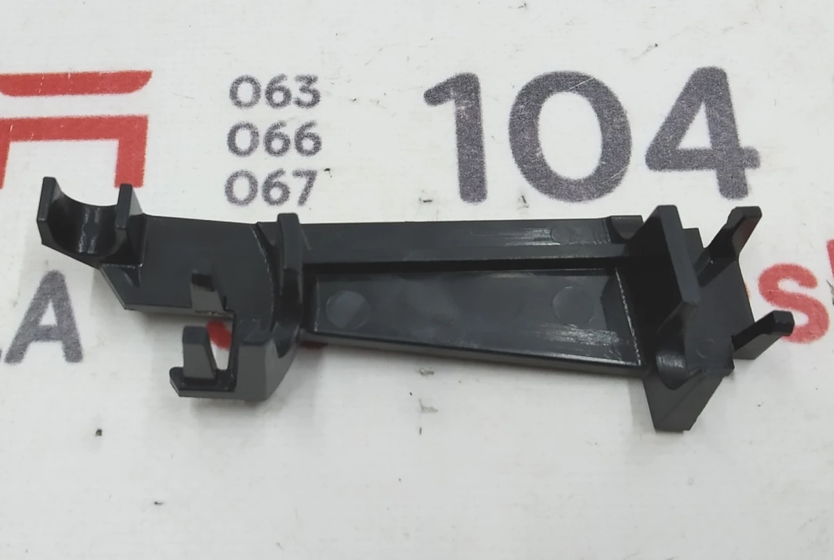 Накладка пластиковая кронштейна крепления ремня безопасности 2 го ряда сидений левого Tesla model S 1022114-00-B