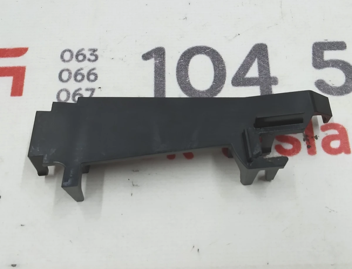 Накладка пластиковая кронштейна крепления ремня безопасности 2 го ряда сидений левого Tesla model S 1022114-00-B