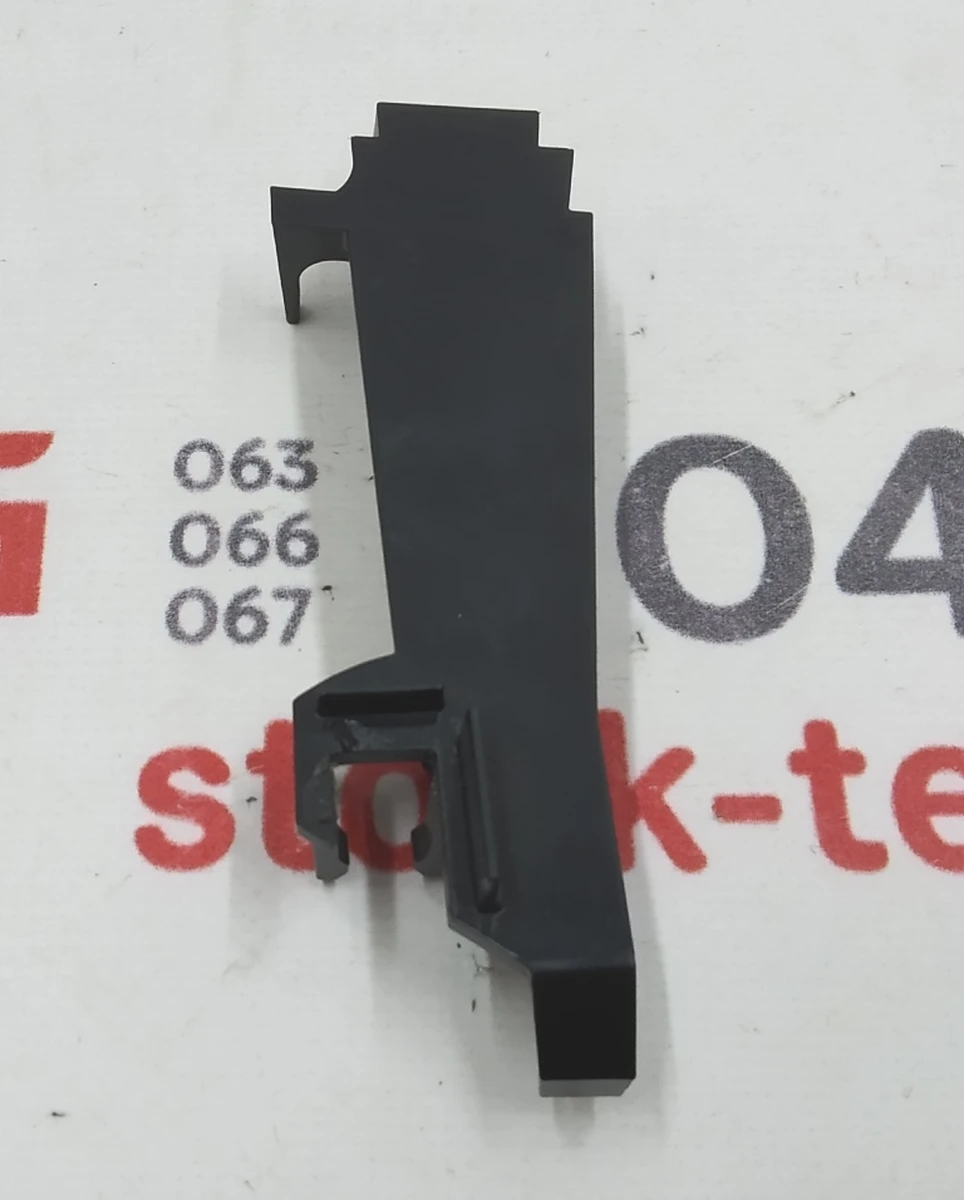 Накладка пластиковая кронштейна крепления ремня безопасности 2 го ряда сидений левого Tesla model S 1022114-00-B