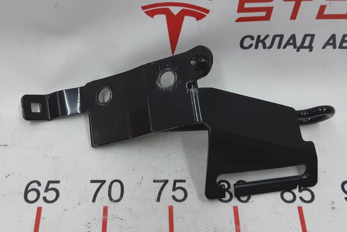 Кронштейн кріплення ременя безпеки 2 го ряду сидінь правий Tesla model S, model S REST 1022115-00-B