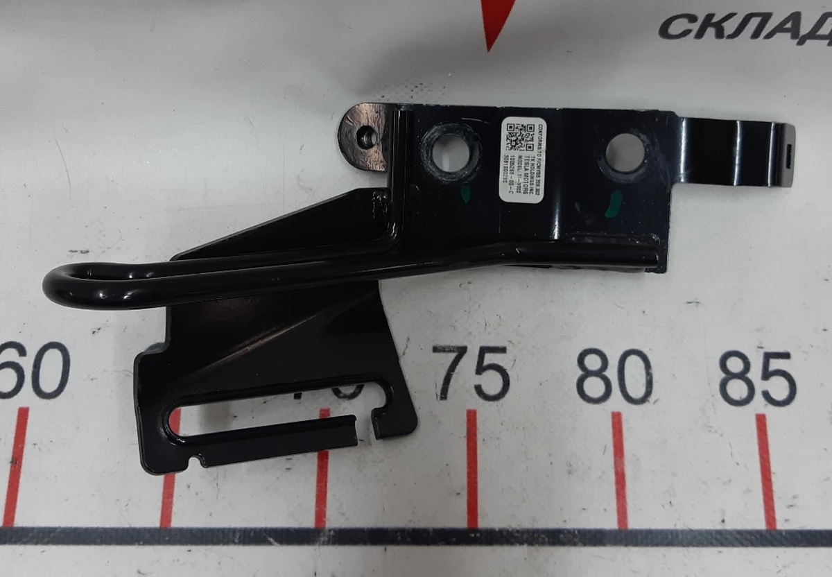 Кронштейн кріплення ременя безпеки 2 го ряду сидінь правий Tesla model S, model S REST 1022115-00-B