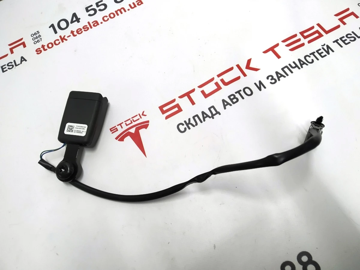 3 Замок ременя безпеки 2-го ряду сидінь із окисленням Tesla model S, model S REST 1005269-05-E