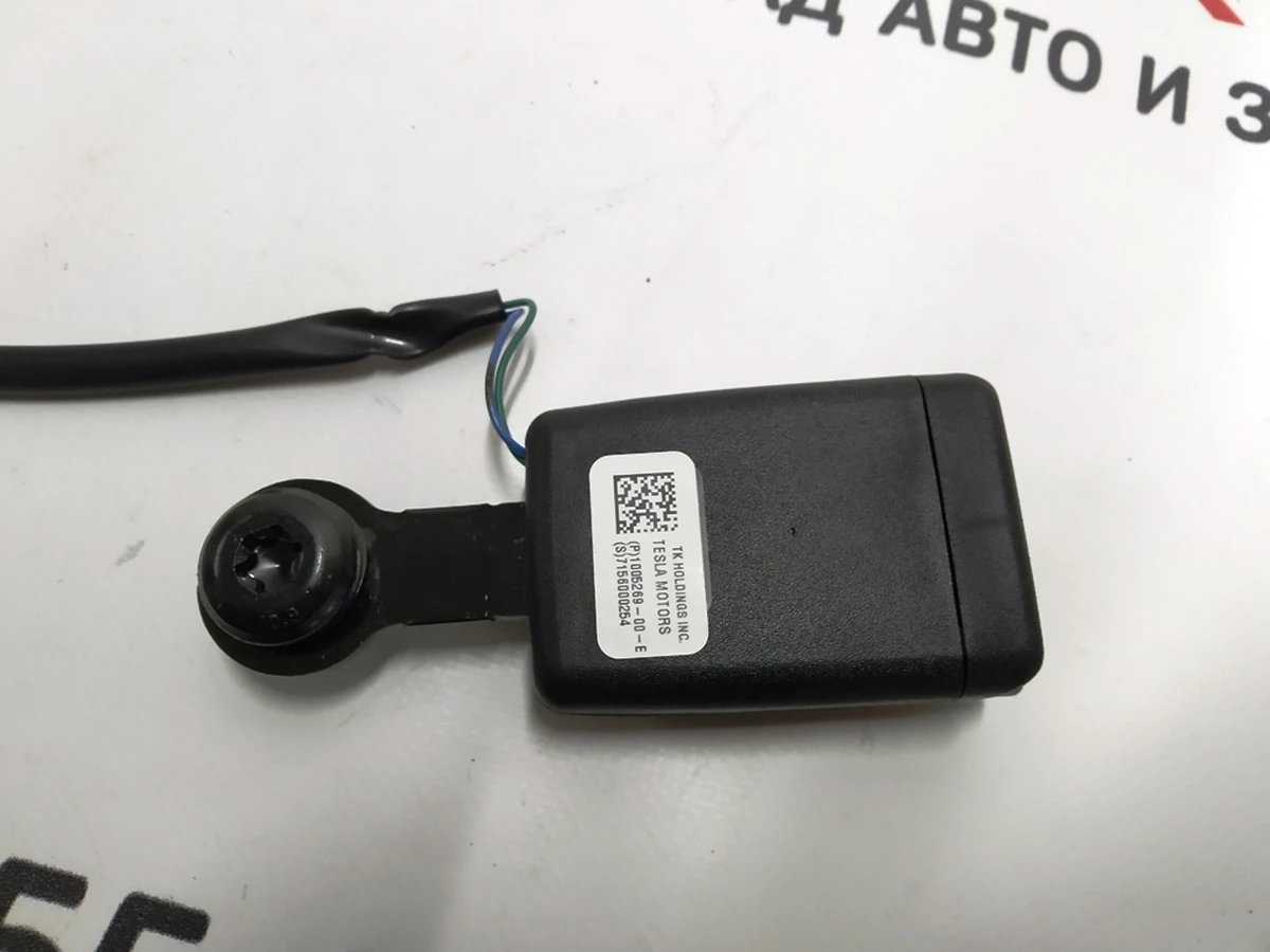 3 Замок ременя безпеки 2-го ряду сидінь із окисленням Tesla model S, model S REST 1005269-05-E