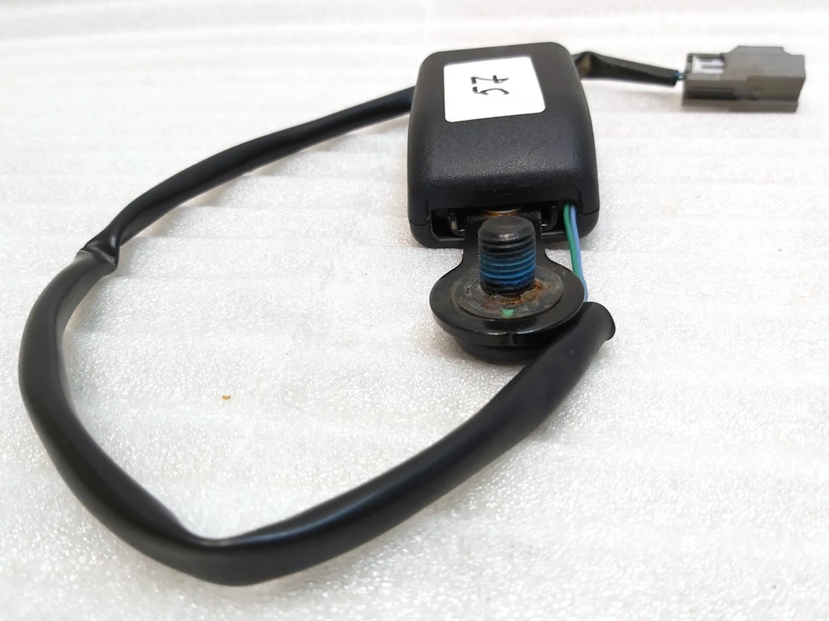 3 Замок ременя безпеки 2-го ряду сидінь Tesla model S, model S REST 1005269-05-E