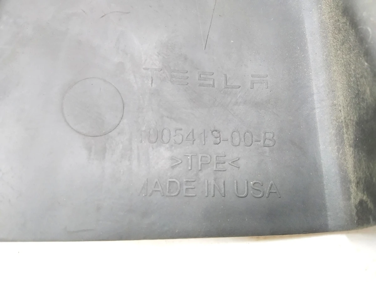 Накладка стакана переднего правая резиновая Tesla model S 1005419-00-C