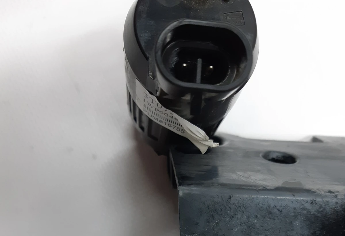 2 Насос бачка стеклоомывателя с повреждением Tesla model S, model S REST 1005453-00-C