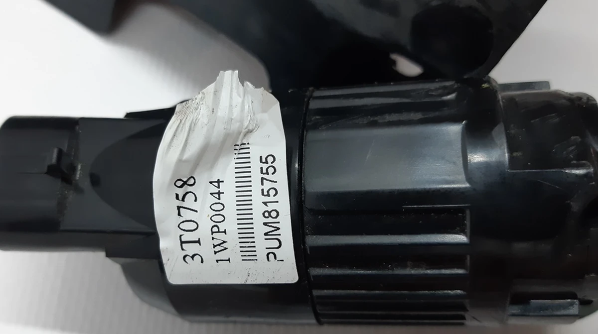 2 Насос бачка стеклоомывателя с повреждением Tesla model S, model S REST 1005453-00-C