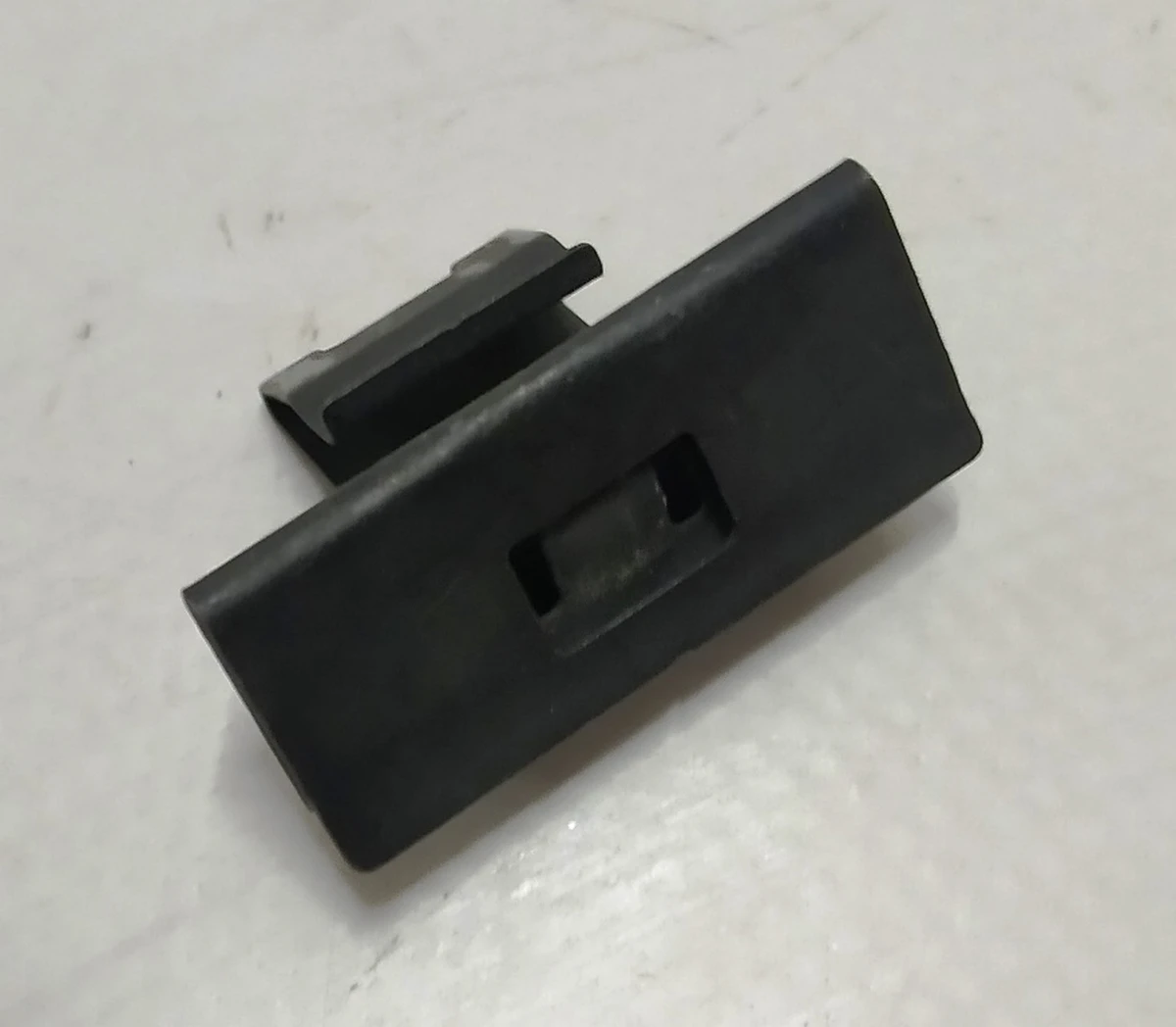 29 Кліпса кріплення ущільнювача внутрішнього скла двері Tesla model S, model S REST 1005783-00-B